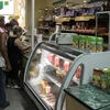 Người dân mua sắm tại một cửa hàng tạp phẩm ở thủ đô La Habana ngày 22/4. (Nguồn: AFP/TTXVN)