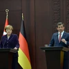 Thủ tướng Thổ Nhĩ Kỳ Ahmet Davutoglu và Thủ tướng Đức Angela Merkel. (Nguồn: THX/TTXVN)