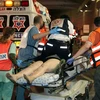 Nhân viên y tế Israel chuyển người bị thương tại hiện trường vụ tấn công tối 8/6. (Nguồn: AFP/TTXVN)