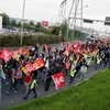 Các nhà hoạt động công đoàn và thanh niên Pháp tham gia đình công và biểu tình ở Rungis, phía nam thủ đô Paris ngày 9/6. (Nguồn: AFP/TTXVN)