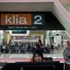 Hành khách làm thủ tục tại sân bay quốc tế Kuala Lumpur 2. (Nguồn: AFP/TTXVN)