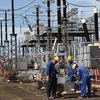 Công nhân Công ty Truyền tải điện 3 lắp đặt tụ bù dọc tại trạm biến áp 500kV Pleiku. (Ảnh: Ngọc Hà/TTXVN)