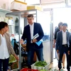 Phó Thủ tướng Séc A.Babis thăm một cửa hàng bán thực phẩm của người Việt tại Trung tâm thương mại Sapa. (Ảnh: Ngọc Mai/Vietnam+)