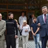 Yuri Soloshenko (trái) và Gennady Afanasyev (thứ 2, trái) tại thủ đô Kiev, Ukraine, sau khi được Nga trả tự do. (Nguồn: EPA/TTXVN)