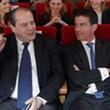 Bí thư thứ nhất Đảng Xã hội Jean-Christophe Cambadélis (trái) và Thủ tướng Manuel Valls tại Paris ngày 3/5/2016. (Nguồn: TTXVN/EPA)