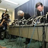 Chủ tịch hãng Mitsubishi Tetsuo Aikawa (phải) và Phó Chủ tịch Ryugo Nakao (trái) xin lỗi người tiêu dùng vì hành vi gian lận mức độ tiết kiệm nhiên liệu. (Nguồn: AFP/TTXVN)