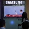 Người dân Hàn Quốc theo dõi bản tin tại một nhà ga ở thủ đô Seoul về vụ phóng tên lửa của Triều Tiên ngày 22/6. (Nguồn: THX/TTXVN)