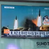 Bản tin về vụ phóng tên lửa của Triều Tiên được phát tại nhà ga ở thủ đô Seoul, Hàn Quốc ngày 22/6. (Nguồn: AFP/TTXVN)