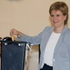 Thủ hiến Scotland đồng thời là Lãnh đạo Đảng Dân tộc Scotland (SNP) Nicola Sturgeon bỏ phiếu trưng cầu ý dân ở đông Glasgow, ngày 23/6. (Nguồn: AFP/TTXVN)