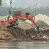 Hoạt động khai thác cát trái phép trên sông Phó Đáy của một doanh nghiệp tư nhân tại Tuyên Quang. (Ảnh: Văn Tý/TTXVN)