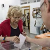 Thị trưởng Madrid Manuela Carmena bỏ phiếu tại một điểm bầu cử ở Madrid, Tây Ban Nha ngày 26/6. (Nguồn: EPA/TTXVN)