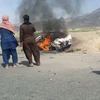 Chiếc xe được cho là của thủ lĩnh Taliban Mullah Akhtar Mansour bốc cháy trong vụ không kích của máy bay không người lái Mỹ tại thị trấn Ahmad Wal ở Balochistan, Pakistan ngày 21/5. (Nguồn: AFP/TTXVN)
