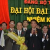 Bí thư Tỉnh ủy Đắk Nông khóa XI Lê Diễn (người ôm hoa) tại Đại hội đại biểu Đảng bộ tỉnh Đắk Nông lần thứ XI. (Ảnh: Hưng Thịnh/TTXVN)