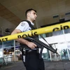 Cảnh sát Thổ Nhĩ Kỳ phong tỏa tại sân bay Ataturk sau vụ đánh bom ngày 28/6. (Nguồn: AFP/TTXVN)