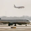 Máy bay của American Airlines bay qua máy bay của US Airways tại sân bay O'Hare ở Chicago, Illinois. (Nguồn: AFP/TTXVN)