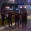  Cảnh sát Thổ Nhĩ Kỳ tuần tra tại khu vực sân bay Ataturk ở Istanbul ngày 29/6. (Nguồn: THX/TTXVN)
