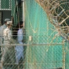Binh sỹ Mỹ chuyển một tù nhân tại nhà tù Vịnh Guantanamo ngày 29/3/2010. (Nguồn: AFP/TTXVN)