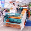 Máy thu hoạch ngô, lúa của Công ty Phan Tuấn (Đồng Tháp) được giới thiệu tại chợ Công nghệ và thiết bị Quốc tế 2015. (Ảnh: Quang Quyết/TTXVN)