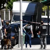 Cảnh sát Pháp làm nhiệm vụ tại hiện trường vụ tấn công ở Nice. (Nguồn: AFP/TTXVN)