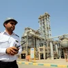 Nhân viên làm việc tại cơ sở hóa dầu Mahshahr ở tỉnh Khuzestan. (Nguồn: EPA/TTXVN)