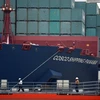 Tàu chở hàng Cosco di chuyển qua kênh đào Panama mở rộng ngày 26/6. (Nguồn: AFP/TTXVN)