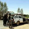 Nhân viên an ninh Afghanistan kiểm tra các phương tiện trên tuyến đường gần thị trấn Gereshk. (Nguồn: EPA/TTXVN)