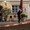 Cảnh sát điều tra tại hiện trường vụ nổ ở Ansbach. (Nguồn: EPA/TTXVN)