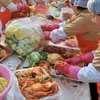 Phụ nữ Hàn Quốc làm món Kimchi. (Nguồn: THX/TTXVN) 
