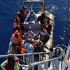Tàu của Hải quân Italy tham gia chiến dịch giải cứu hàng trăm người nhập cư trên Địa Trung Hải ngày 29/7. (Nguồn: EPA/TTXVN)