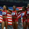 Các vận động viên Mỹ vui mừng sau khi lập kỷ lục thế giới mới tại cuộc thi chạy tiếp sức 4 x 100m nữ tại Thế vận hội Olympic 2012 diễn ra ở London (Anh). (Nguồn: AFP/TTXVN)