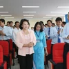 Cán bộ, giảng viên và sinh viên trường Đại học Sư phạm kỹ thuật Vĩnh Long đón Chủ tịch Quốc hội Nguyễn Thị Kim Ngân. (Ảnh: Trọng Đức/TTXVN)