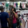 Người dân Mỹ mua sắm tại siêu thị. (Nguồn: AFP/TTXVN)