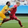 Cầu thủ Rebecca Quinn (phải) của Canada tranh bóng với cầu thủ Zimbabwe trong trận đấu. (Nguồn: AFP/TTXVN)