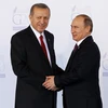 Tổng thống Thổ Nhĩ Kỳ Recep Tayyip Erdogan (trái) trong cuộc gặp với Tổng thống Nga Vladimir Putin tại Ankara ngày 15/11/2015. (Nguồn: AFP/TTXVN)