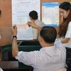 Nhân viên cơ quan bầu cử Thái Lan kiểm phiếu tại thủ đô Bangkok ngày 7/8. (Nguồn: Kyodo/TTXVN)