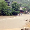 Mưa lũ khiến nước dâng cao tại đập tràn qua các tuyến đường của huyện Chợ Đồn, Bắc Kạn. (Ảnh: Bùi Đức Hiếu/TTXVN)
