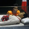 Bà Imelda Marcos, vợ của nhà độc tài Ferdinand Marcos bên thi hài của chồng tại quê nhà.(Nguồn: Reuters)