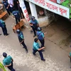 Cảnh sát Bangladesh làm nhiệm vụ trong chiến dịch chống khủng bố ở Dhaka ngày 26/7. (Nguồn: AFP/TTXVN)