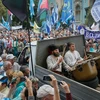 Người dân Ukraine tham gia biểu tình phản đối chính phủ tăng giá khí đốt và dịch vụ công tại thủ đô Kiev ngày 6/7. (Nguồn: EPA/TTXVN)