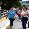 Người dân Venezuela trở về San Antonio de Tachira sau khi qua cửa khẩu biên giới tới Cucuta, Colombia mua hàng hóa thiết yếu ngày 17/7. (Nguồn: AFP/TTXVN)