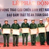Hội Cựu chiến binh Việt Nam tặng Bằng khen cho những cựu chiến binh có thành tích xuất sắc trong phong trào tham gia đảm bảo trật tự an toàn giao thông. (Ảnh: Quang Cường/TTXVN)