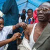 Tiêm vắcxin phòng sốt vàng da cho người dân tại Kisenso, Kinshasa, CHDC Congo ngày 20/7. (Nguồn: AFP/TTXVN)