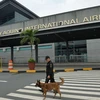Cảnh sát Philippines tuần tra tại sân bay Manila. (Nguồn: AFP/TTXVN)