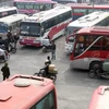 Các phương tiện hoạt động trong bến xe Lương Yên trước khi bến xe bị giải tỏa. (Ảnh: Đình Huệ/TTXVN)