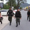Cảnh sát Thái Lan tuần tra tại khu vực bờ biển Patong ở Phuket sau hai vụ nổ bom ngày 12/8. (Nguồn: EPA/TTXVN)