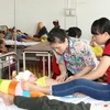 Bệnh nhân sốt xuất huyết được chăm sóc tại Bệnh viện Đa khoa tỉnh Đắk Lắk. (Ảnh: Dương Giang/TTXVN)