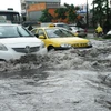 Đường Nguyễn Hữu Cảnh ngập sâu trong nước sau trận mưa lớn. (Ảnh: Mạnh Linh/TTXVN)