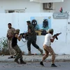 Lực lượng trung thành với Chính phủ đoàn kết Libya giao tranh với phiến quân IS tại một vị trí ở thành phố Sirte ngày 21/8. (Nguồn: AFP/TTXVN)