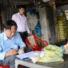 Đoàn kiểm tra lấy mẫu gạo gửi kiểm nghiệm tại cơ sở ông Lê Văn Húa. (Nguồn: baohaugiang.com.vn)