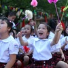 Niềm vui của học sinh lớp 1 trong ngày khai giảng năm học mới tại Trường Phổ thông cơ sở Nguyễn Đình Chiểu, Hà Nội. (Ảnh minh họa: Quý Trung/TTXVN)